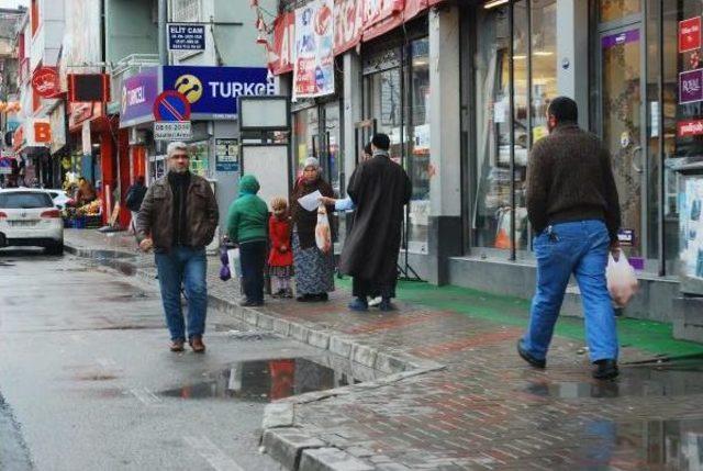 İzmir'de, Sakallı Kişiler Yılbaşı Karşıtı Bildiri Dağıttı