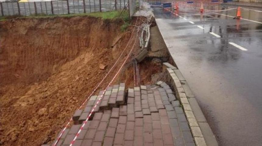 Yoğun Yağışta Kaldırım &Ccedil;&ouml;kt&uuml;