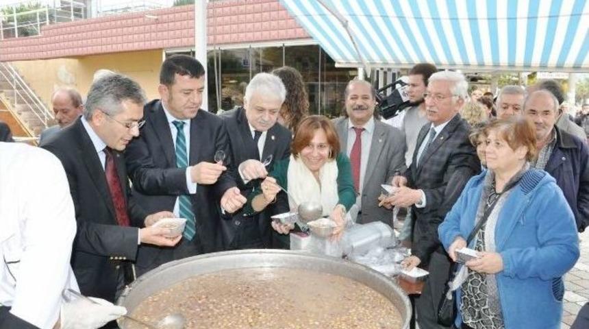 Edremit&rsquo;te Chp&rsquo;li Milletvekillleri Halka Aşure Dağıttı