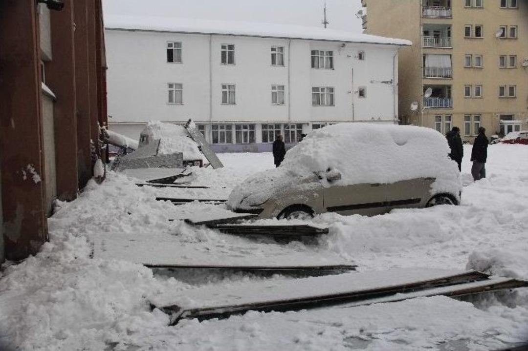 Kara Dayanamayan Spor Salonunun &Ccedil;atısı &Ccedil;&ouml;kt&uuml;