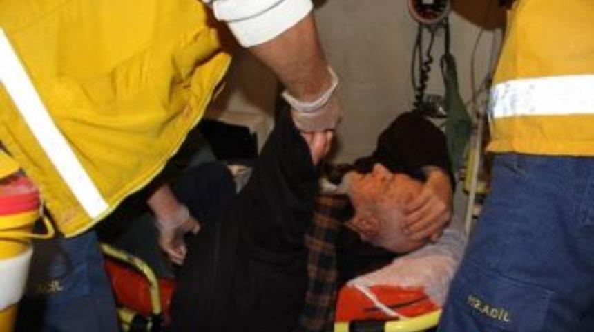 Yol Ortasında D&uuml;şen Yaşlı Adam Hastanelik Oldu