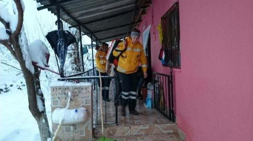 Kar Yolları Kapattı, Binlerce S&uuml;r&uuml;c&uuml; Mahsur Kaldı (2)