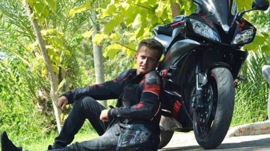 Otomobille &Ccedil;arpışan Motosikletli &Ouml;ld&uuml;