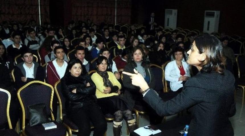 &Ouml;zlenen Tablo: Polis-&ouml;ğrenci Kol Kola