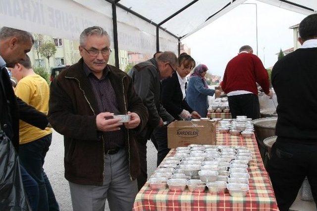 Korucuk’ta 3 Bin Kişilik Aşure Dağıtıldı