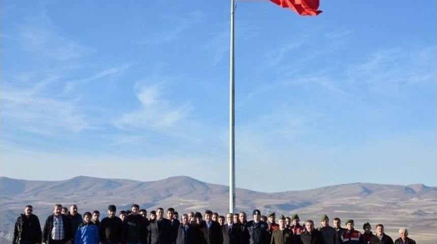 Pınarbaşı&rsquo;da Şirvan Dağı T&uuml;rk Bayrağı İle Ta&ccedil;landı