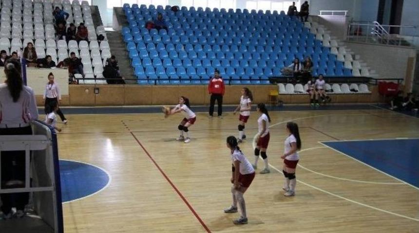 Gen&ccedil; Kızlar Voleybol M&uuml;sabakaları Başladı