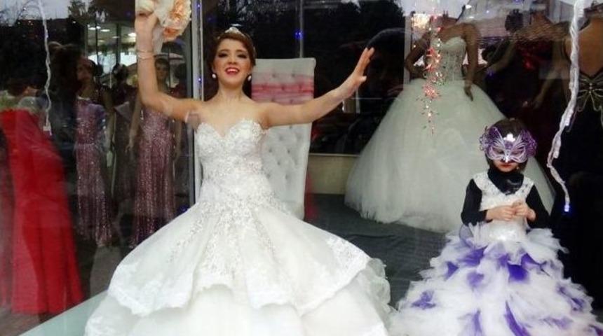 Canlı Manken Vitrine &Ccedil;ıktı