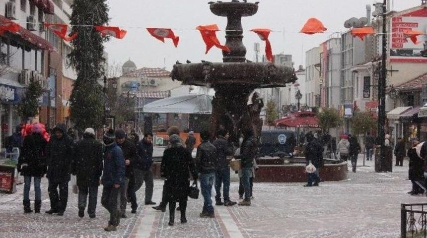Edirne Kent Merkezi&rsquo;nde Kar Yağışı Başladı