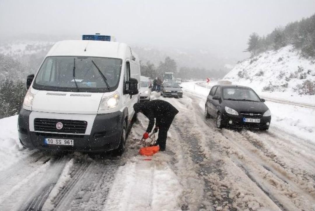 Balıkesir Edremit Yolu&rsquo;nda 16 Saattir Yardım Bekliyorlar