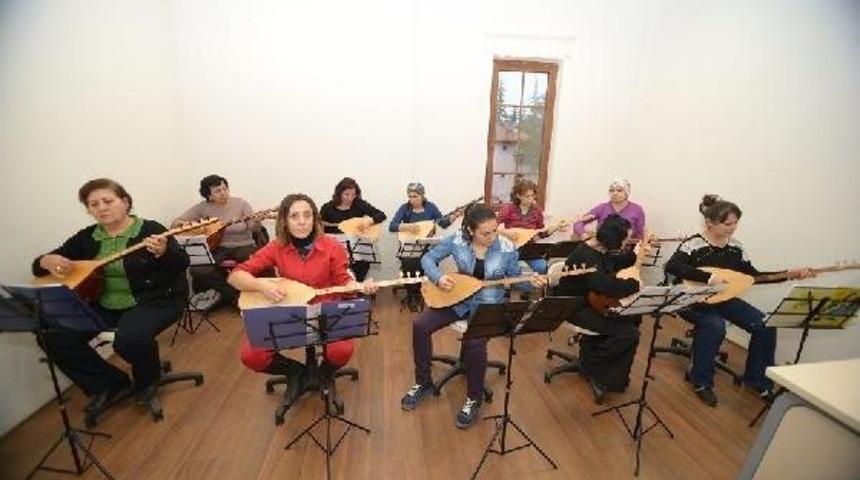 Ev Kadınları Saz Ve Keman &Ccedil;almayı &Ouml;ğreniyor