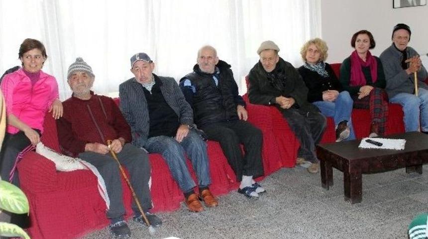 Ayvalıkta Sokakta Yaşayan Vatandaşlara Belediye Şefkati