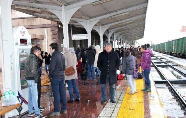 Kar Yolları Kapattı, Binlerce Sürücü Mahsur Kaldı (3)