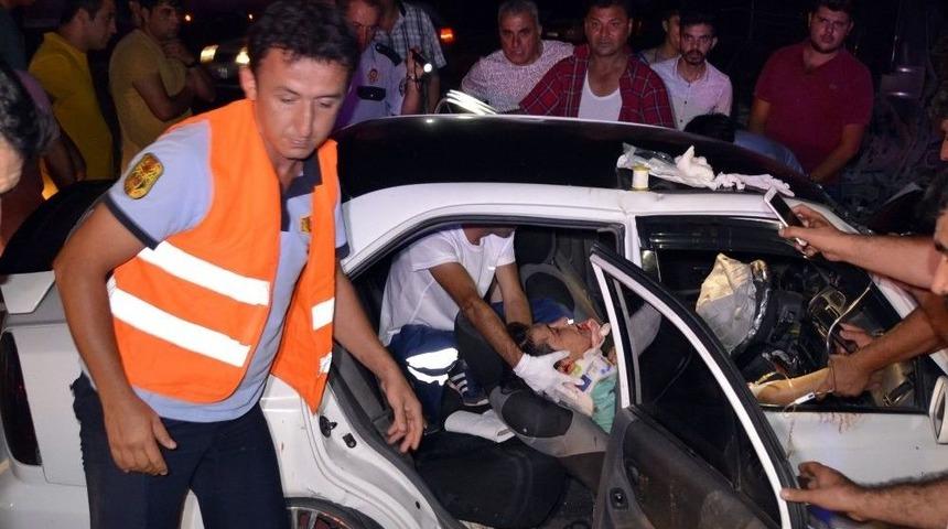 Geri Manevra Yaparken Yolu Kapatan Tır Kazaya Neden Oldu: 2 Yaralı