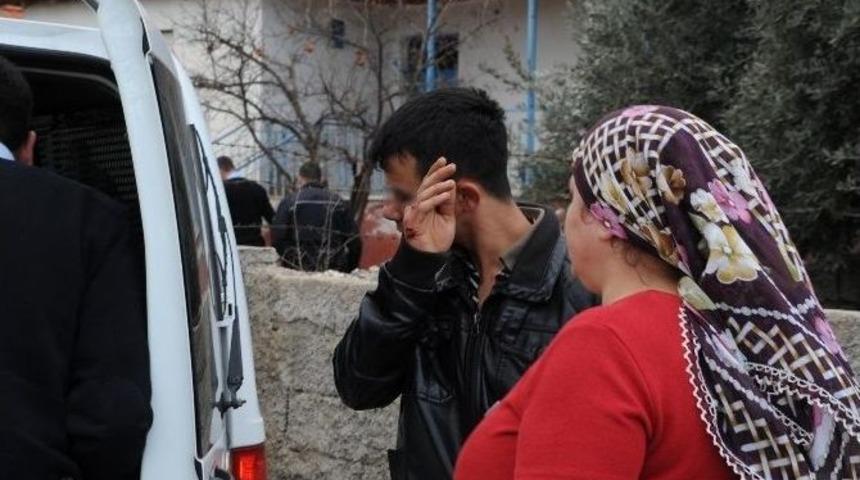 Eşini Yaktığı İddia Edilen Kadın, "benzini &Uuml;zerine D&ouml;k&uuml;p &Ccedil;akmağı &Ccedil;aktı"