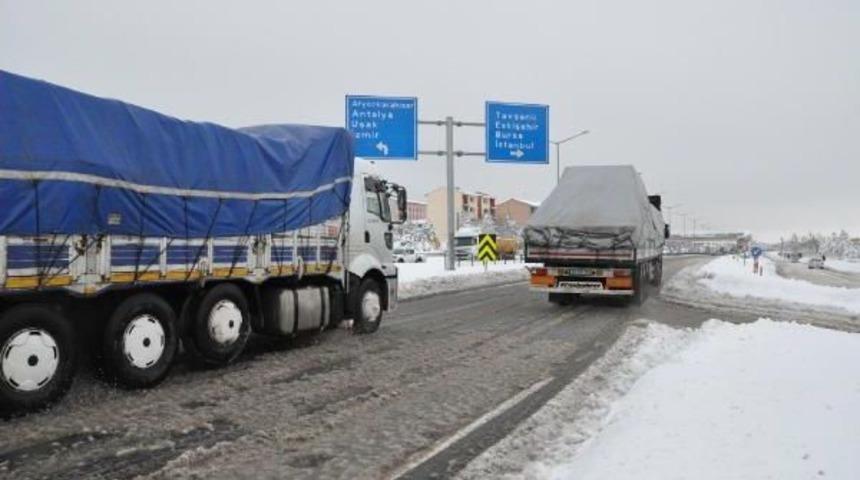 Kütahya'da Yolda Mahsur Kalanlara Afad Yiyecek Dağıttı (3)