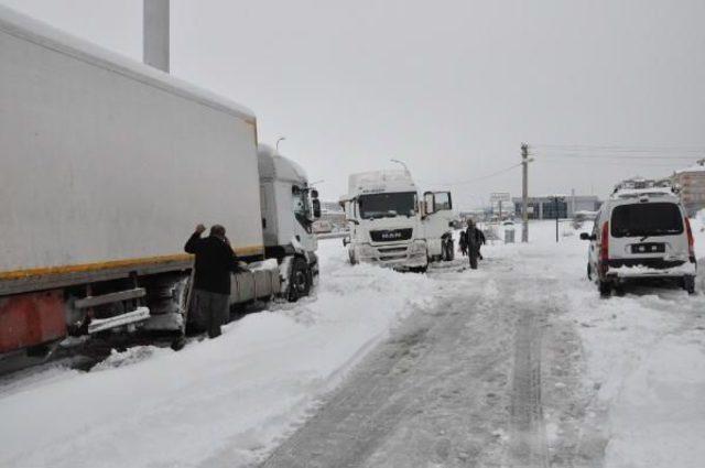 Kütahya'da Yolda Mahsur Kalanlara Afad Yiyecek Dağıttı (3)