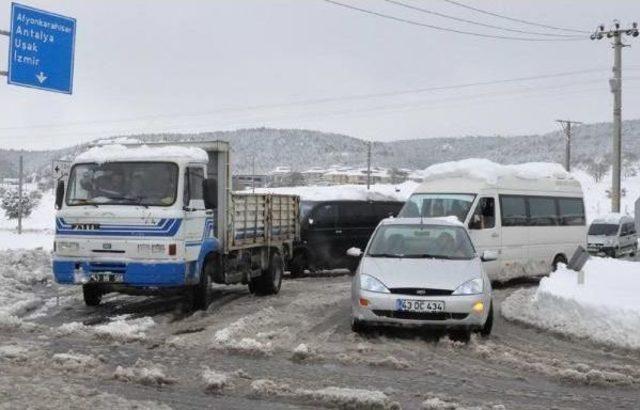 Kütahya'da Yolda Mahsur Kalanlara Afad Yiyecek Dağıttı (3)