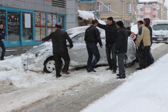 Kütahya'da Yolda Mahsur Kalanlara Afad Yiyecek Dağıttı (4)