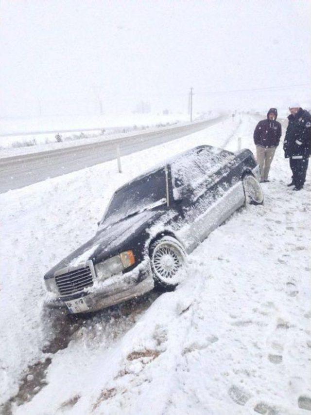 Kütahya'da Yolda Mahsur Kalanlara Afad Yiyecek Dağıttı (4)