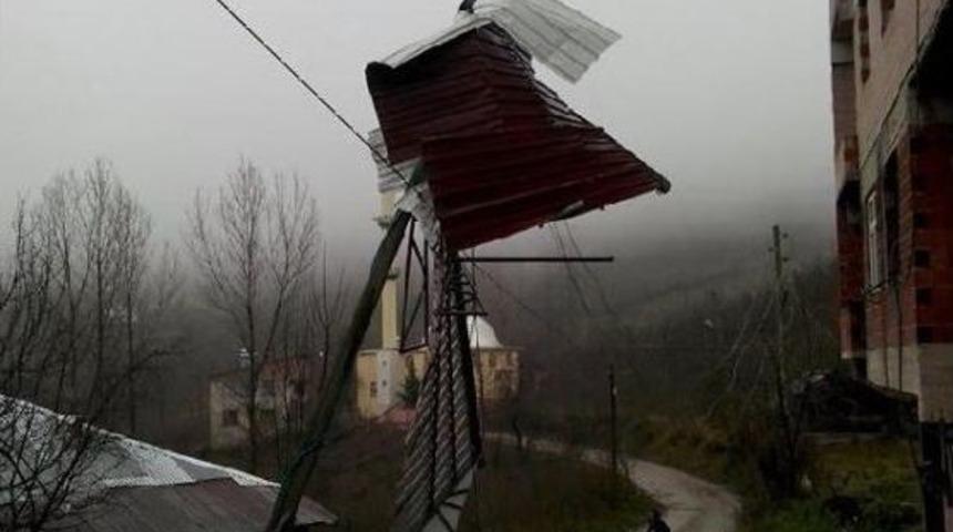 Şiddetli Rüzgar Çatıyı Uçurdu