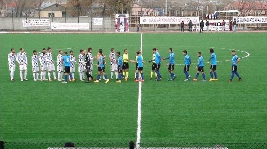 Ardahan Serhat Spor Liderliğini S&uuml;rd&uuml;rd&uuml;