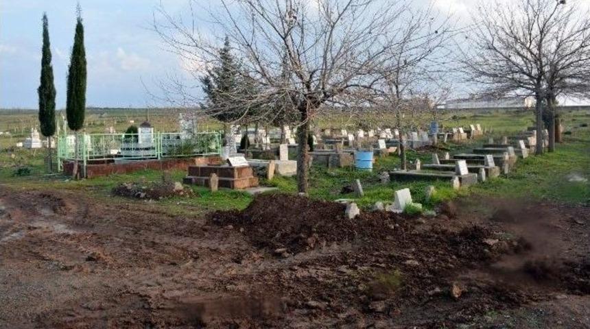 Yol Kenarında &Ouml;l&uuml; Bulunan Kız Kimsesizler Mezarlığına Defnedildi