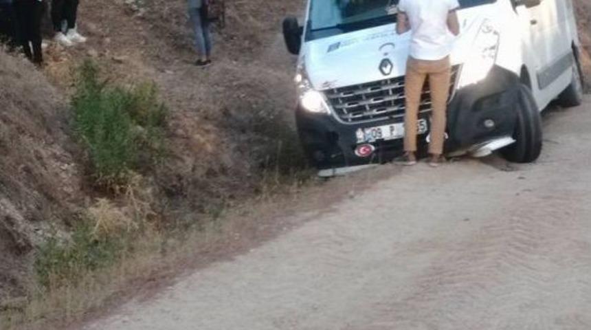 &Ouml;ğrencilerin Aklına Uyan Servis Şof&ouml;r&uuml; Yolda Kaldı