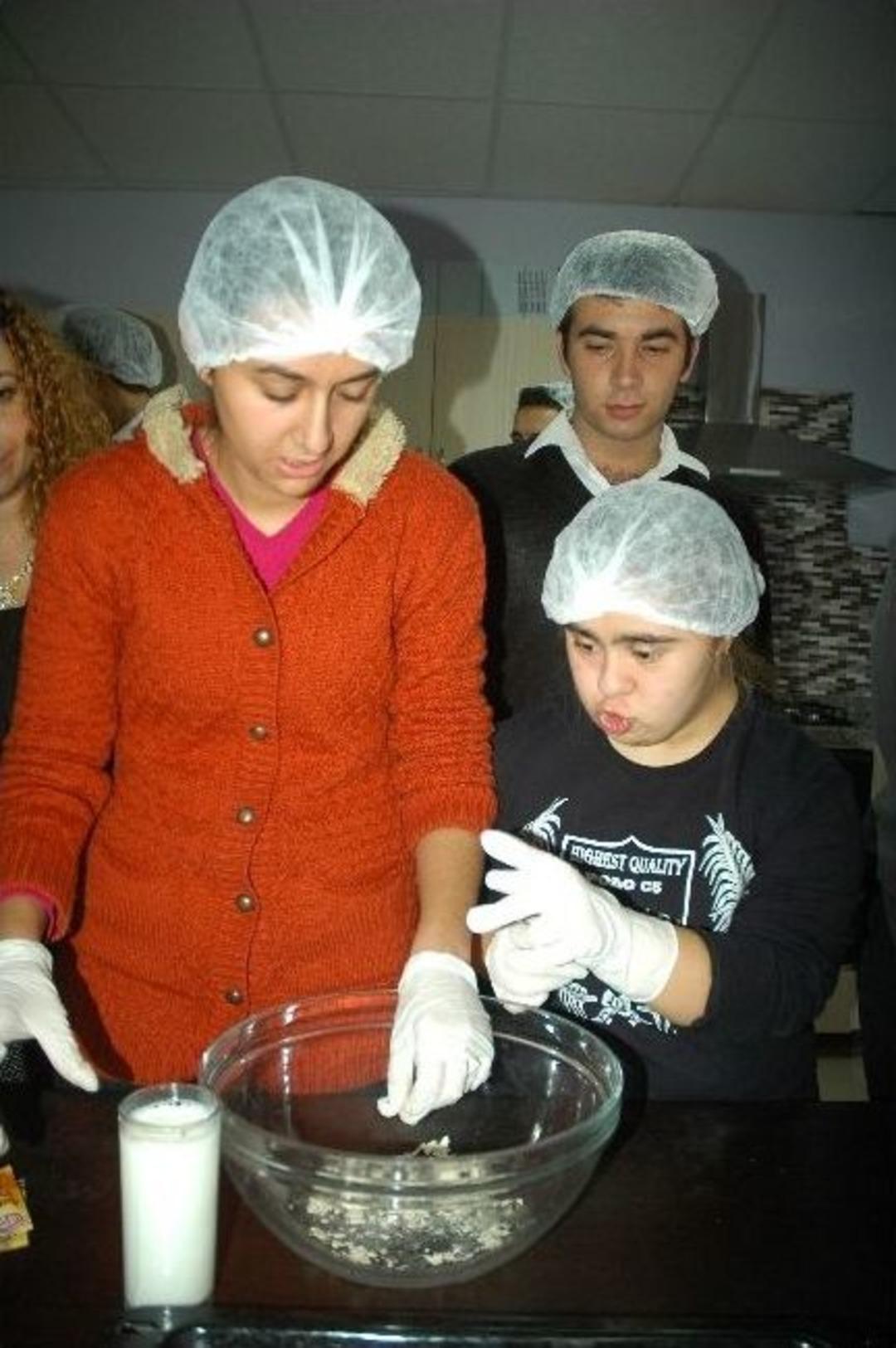 Down Sendromlu &Ccedil;ocuklar Pasta Yapmayı &Ouml;ğreniyor