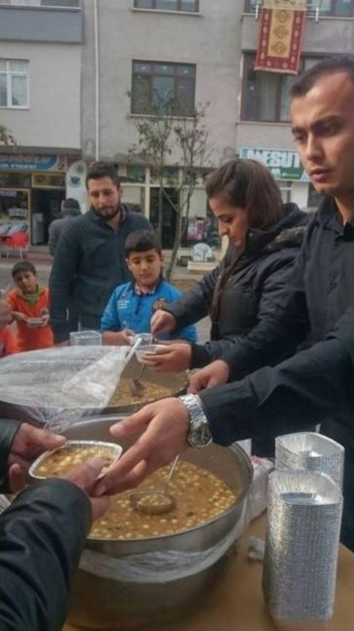 Ak&ccedil;akoca Gen&ccedil;lik Merkezi Aşure Dağıttı