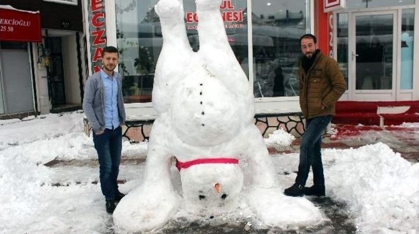 Bu Da &rsquo;&ccedil;atıdan D&uuml;şen&rsquo; Kardan Adam...