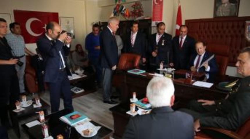 Vali Pehlivan, Şehit Aileleri Dayanışma Derneği&rsquo;ni Ziyaret Etti