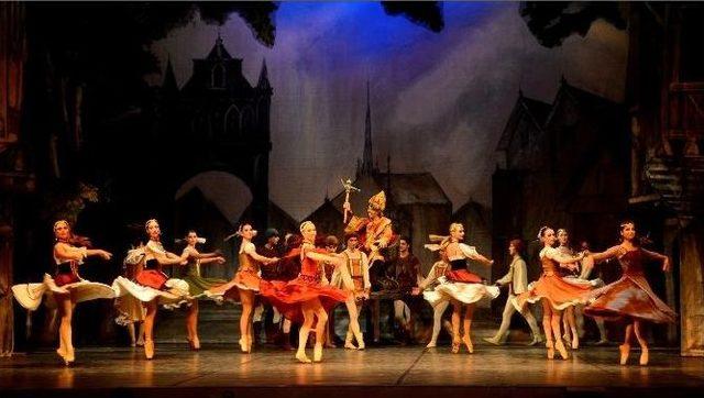 Mdob, Notre Dame’ın Kamburu’nu Yeniden Sahneliyor 1