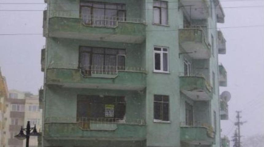 Binanın &Ccedil;atı Duvarı Otomobilin &Uuml;zerine D&uuml;şt&uuml;