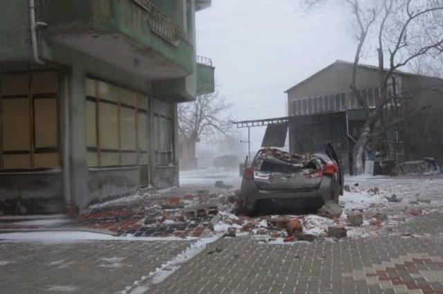 Binanın Çatı Duvarı Otomobilin Üzerine Düştü