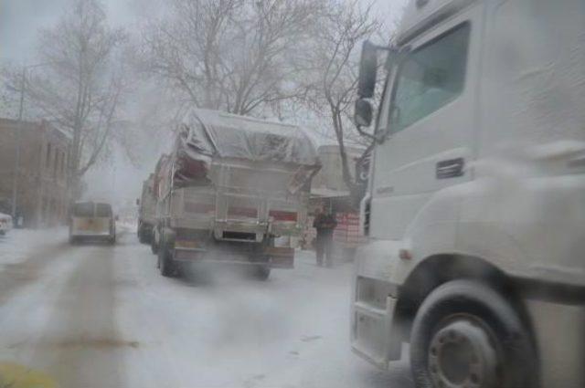 Binanın Çatı Duvarı Otomobilin Üzerine Düştü