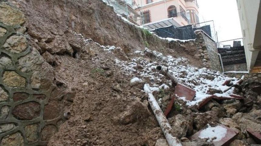 İstinat Duvarı Apartmanın &Uuml;zerine &Ccedil;&ouml;kt&uuml;