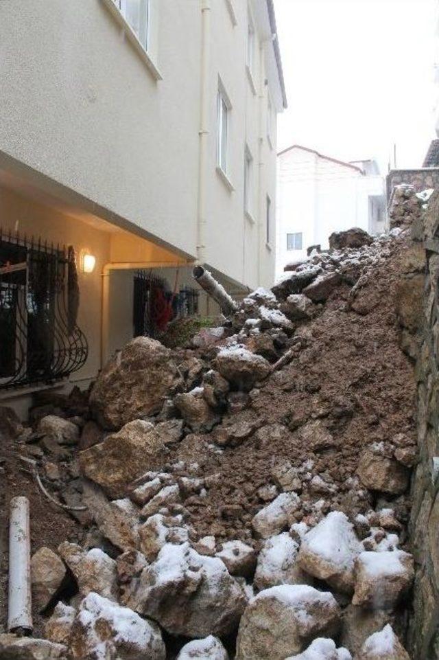 İstinat Duvarı Apartmanın Üzerine Çöktü