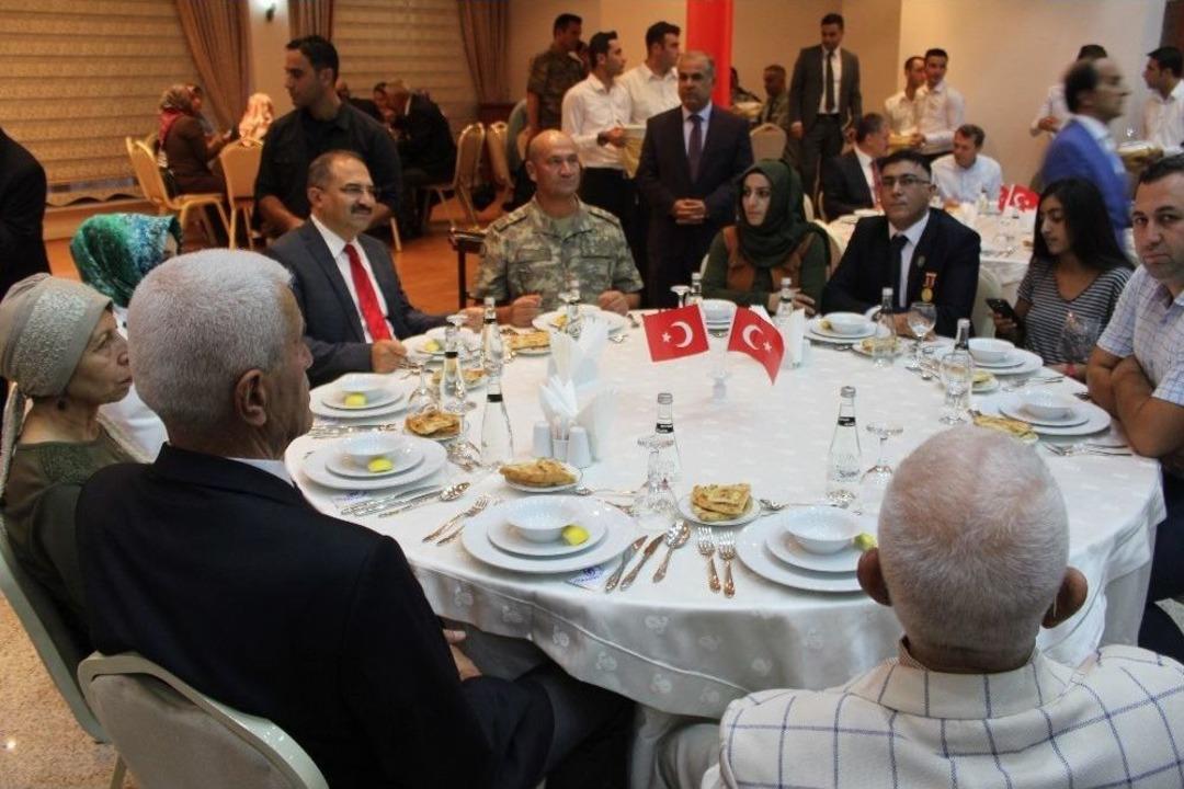 Gazi Ve Şehit Aileleri Yemekte Bir Araya Geldi