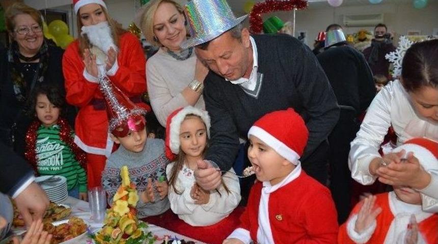 Menemen&rsquo;de Miniklerin Yeni Yıl Coşkusu