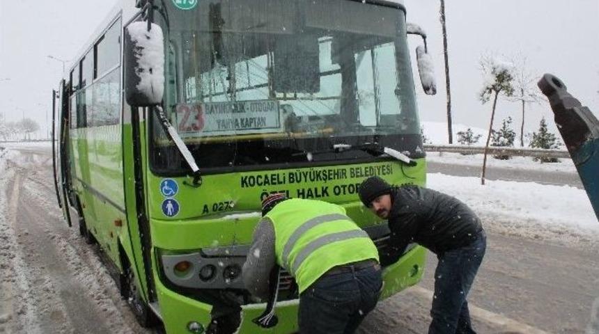 Halk Otob&uuml;s&uuml; Aydınlatma Direğine &Ccedil;arptı