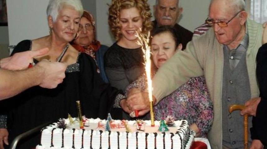 Ak&ccedil;akoca'da Yaşlılar Yılbaşını Kutladılar