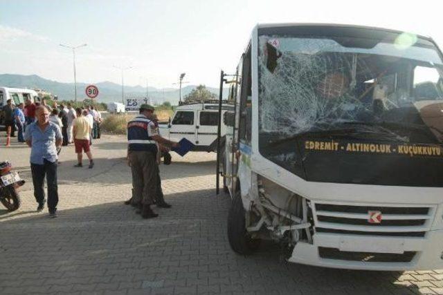 Edremit'te Iki Minibüs Çarpıştı: 41 Yaralı
