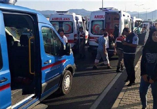 Edremit'te Iki Minibüs Çarpıştı: 41 Yaralı