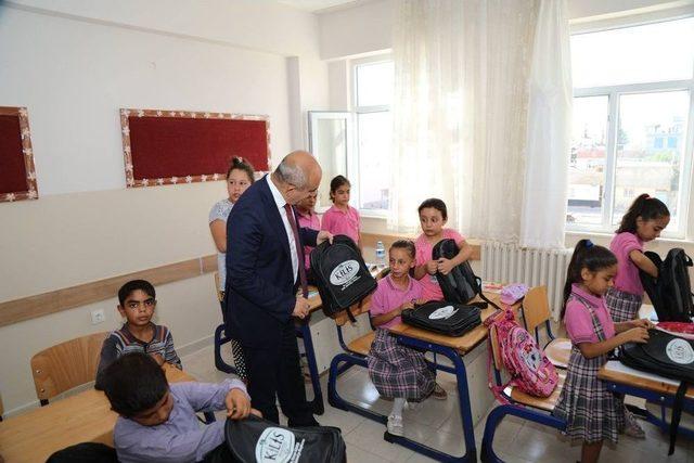 Kilis&rsquo;te &Ccedil;anta Ve Kırtasiye Dağıtımı S&uuml;r&uuml;yor 1