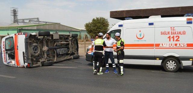 Akıl Hastası Sevki Yapan Ambulans Devrildi