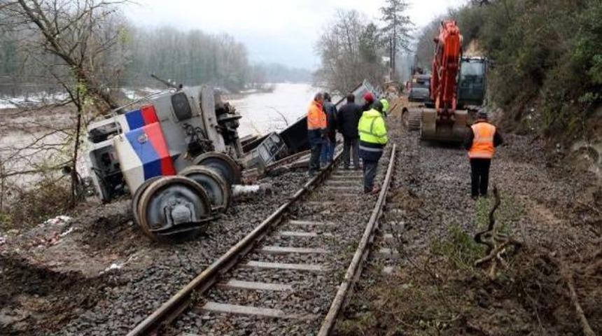 Barajdan Taşan Su Yük Trenini Devirdi (2)