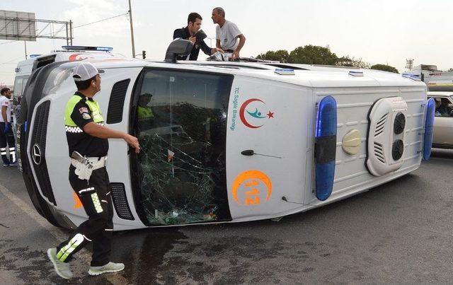 Akıl Hastası Sevki Yapan Ambulans Devrildi