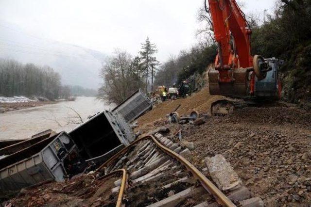 Barajdan Taşan Su Yük Trenini Devirdi (2)