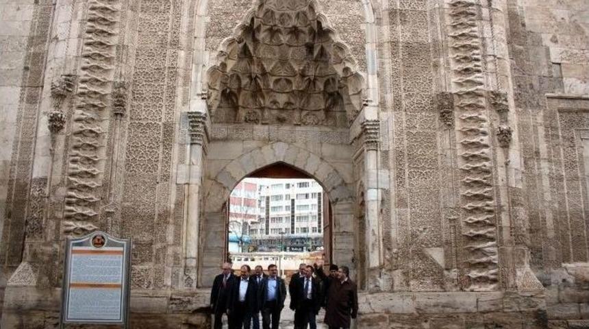 Ankara&rsquo;daki B&uuml;rokratlar Sivas&rsquo;ta Buluştu